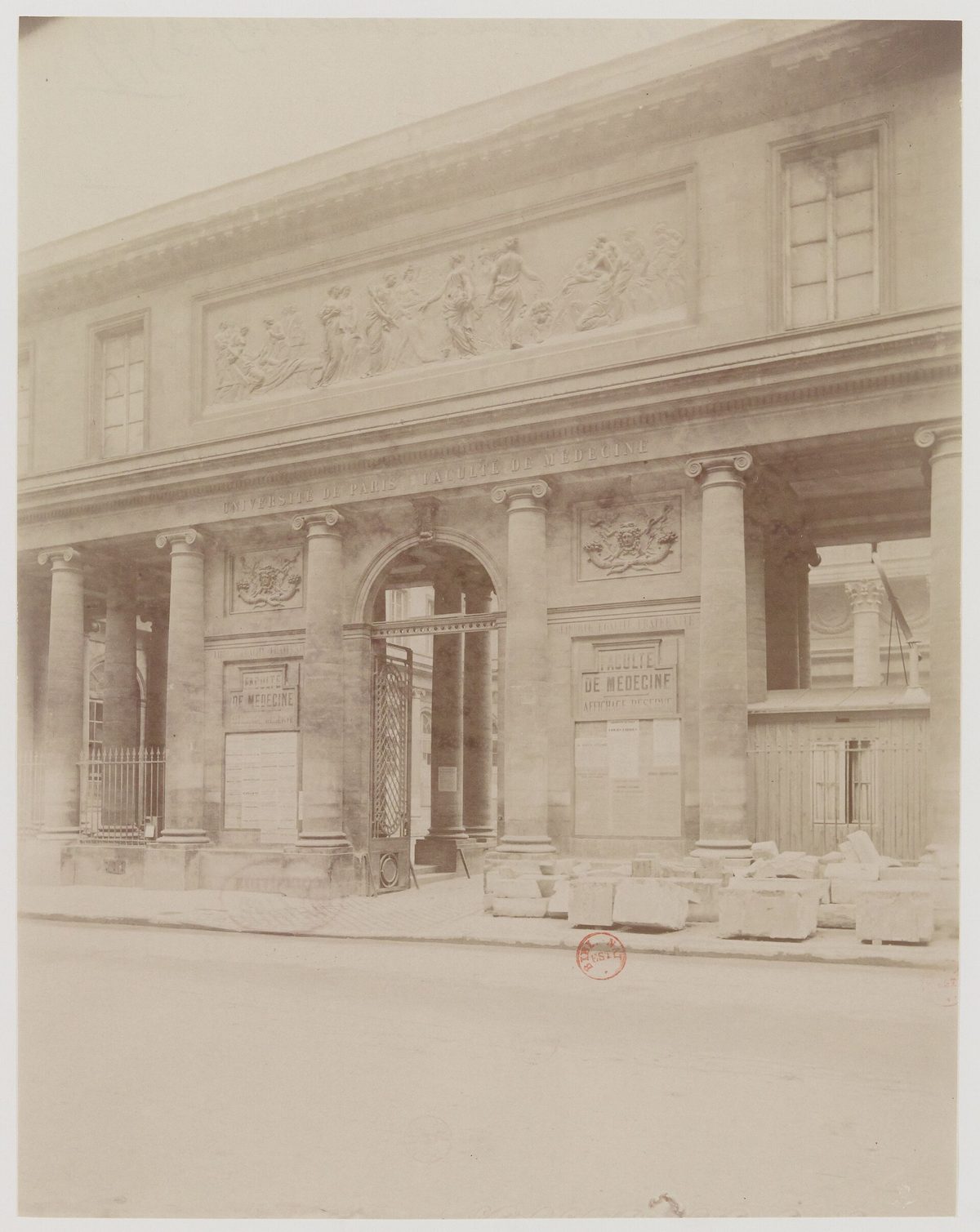 Photographie de 1899 : la façade de l’École de médecine de Paris, rue de l’École-de-Médecine.