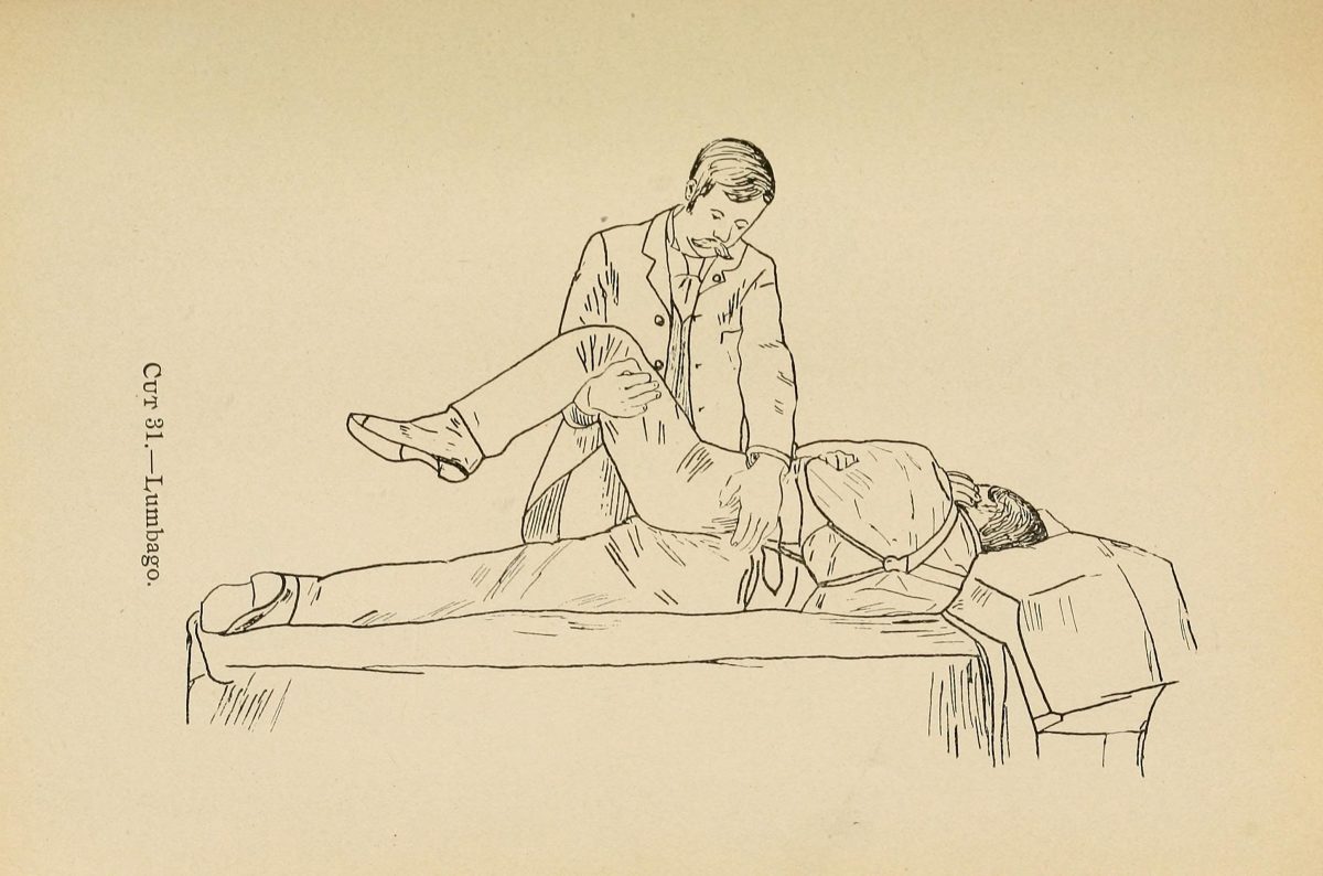 Gravure de 1898 : un homme assis au bord d’une table soulève la jambe d’un patient allongé sur le dos tout en lui pressant le flanc. Légende : « Cut 31. Lumbago ».